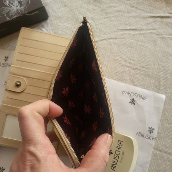 Anuschka large hand painted designer wallet brand new with tags and box $80 - Picture 8 of 9